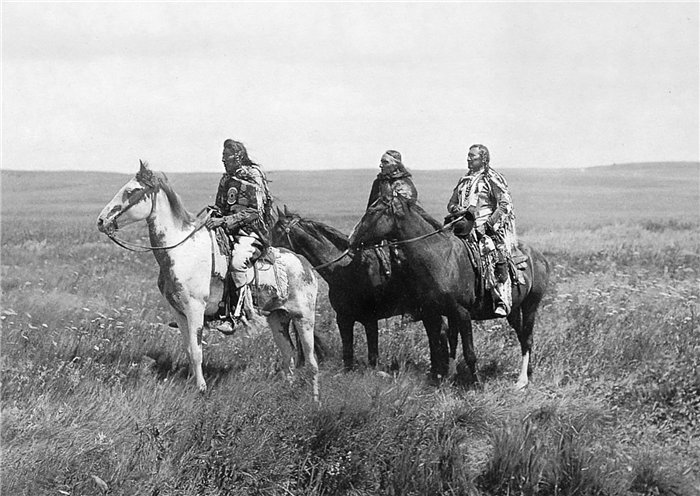   ʸ (Edward Sheriff Curtis). Three chiefs Piegan. 1900