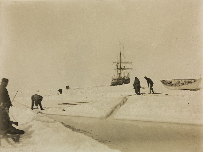 «Бельжика», затертая во льдах (экипаж пытается прорубить канал, чтобы освободить судно - это уже весна).
