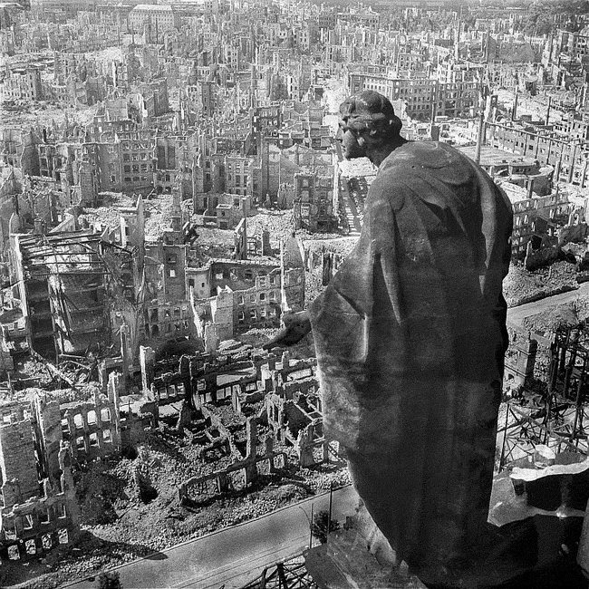 Рихард Петер. Вид на руины Дрездена с Дрезденской Ратуши. 1945 