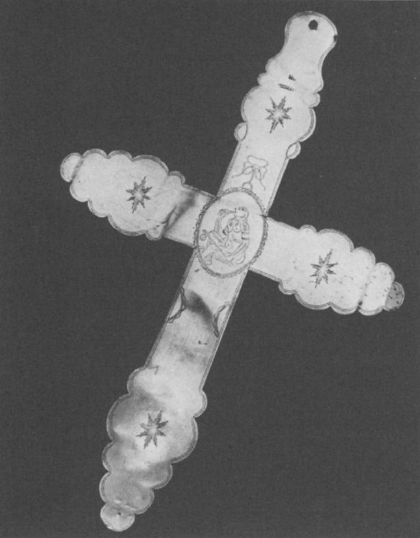Серебряный крест сделан для торговли с индейцами Пьером Юге (Pierre Huguet) Монреаль, восемнадцатое столетие (Фотография, M.A.I. Heye Foundation) 