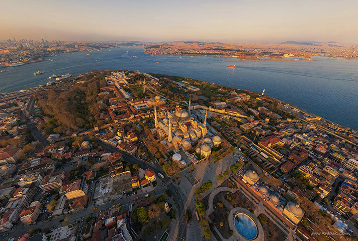 Собор Святой Софии, Босфор, центр Стамбула. Вид с высоты птичьего полёта.