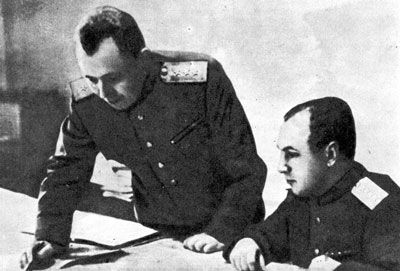 Первый заместитель начальника Генерального штаба Красной Армии А.И.Антонов (справа) и начальник оперативного управления Генерального штаба С.М.Штеменко