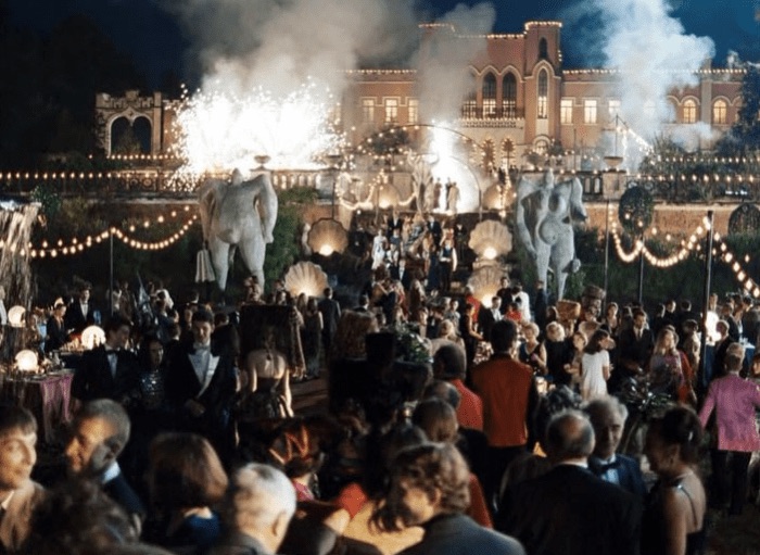 Главное здание усадьбы Марфино на кадре из фильма «Яды, или Всемирная история отравлений» (2001)